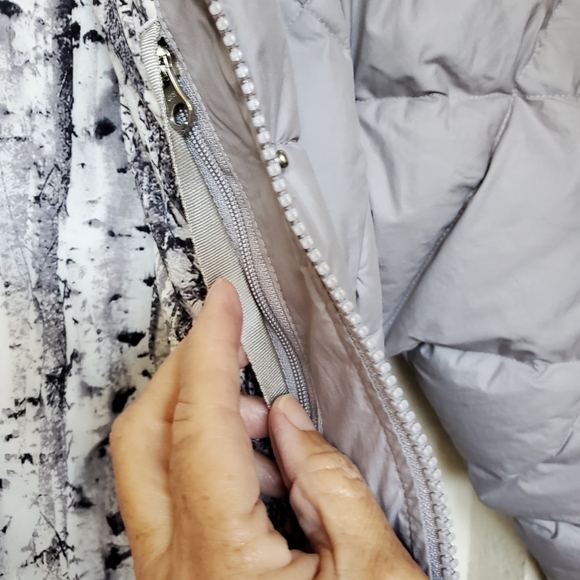 The North Face Women's Hooded Parka. Size Small - Picture 4 of 9